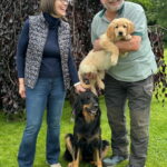 Saskia zieht zu Philippe und Karima ins Welschland und wird die Lebenspartnerin von ihrem Grossvater Merlin