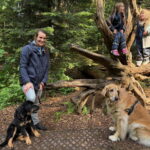 Saburo und Hovawarthündin Cara, die bei ihrer erweiterten Familie lebt