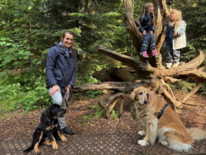 Saburo und Hovawarthündin Cara, die bei ihrer erweiterten Familie lebt