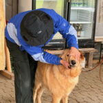 Sten zeigt die Zähne